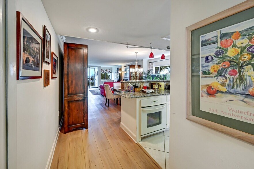 Building Photo - 4821 S Landings Dr