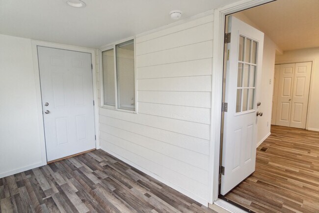 Building Photo - Recently Updated Single Family Home on Spo...