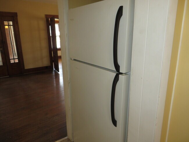 Building Photo - 826 Nuttman Ave