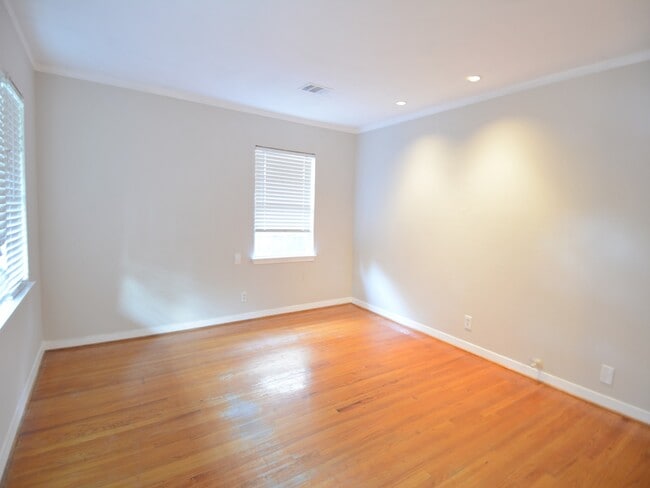 Building Photo - 7515 Schiller St