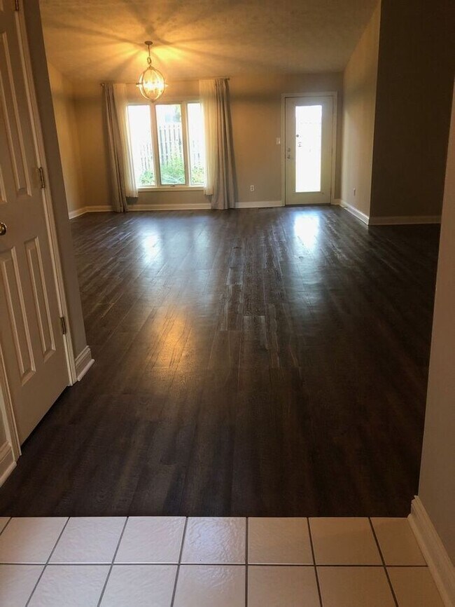 Building Photo - Spacious 3 Bedroom Ranch in Great Carmel L...