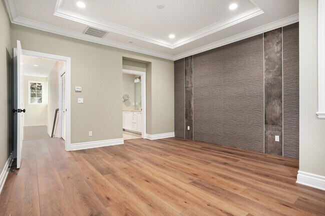 Building Photo - Beautiful Custom Townhouse In Desirable Wa...