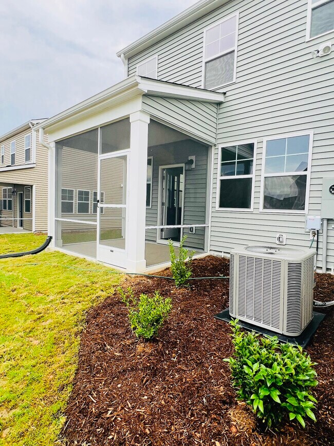 Building Photo - Modern Townhome | 3 Bed/2.5 Bath | End Unit