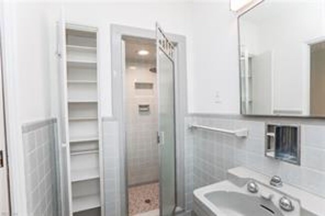 Building Photo - 4 BED/3 BATH LOCATED IN A WATERFRONT COMMU...