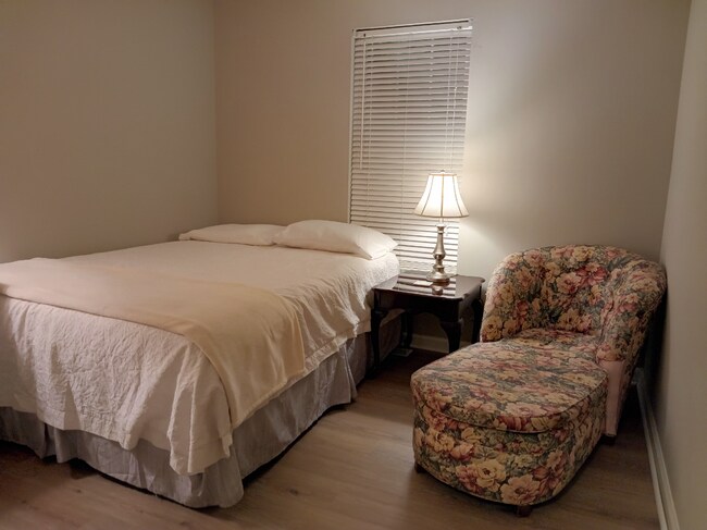Bedroom #3 Queen Bed, Chaise Lounge Sitting Area, Dresser, Closet, Lamps & Full Bathroom in Hall - 2901 Westgate Dr