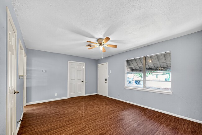 Building Photo - 10106 Sierra Dr