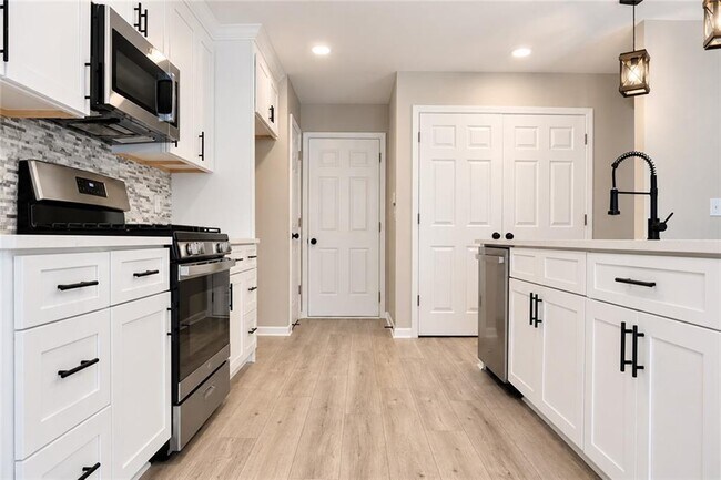 Building Photo - 510 Parkstone Ln