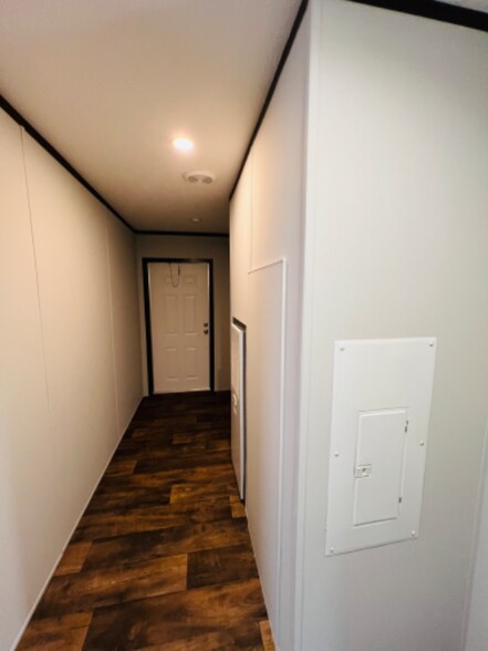 Building Photo - 9477 Lansdowne Rd