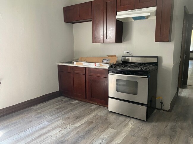 Building Photo - Spacious 5 bedroom house