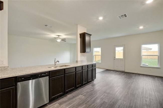 Building Photo - 1302 Amy Dr