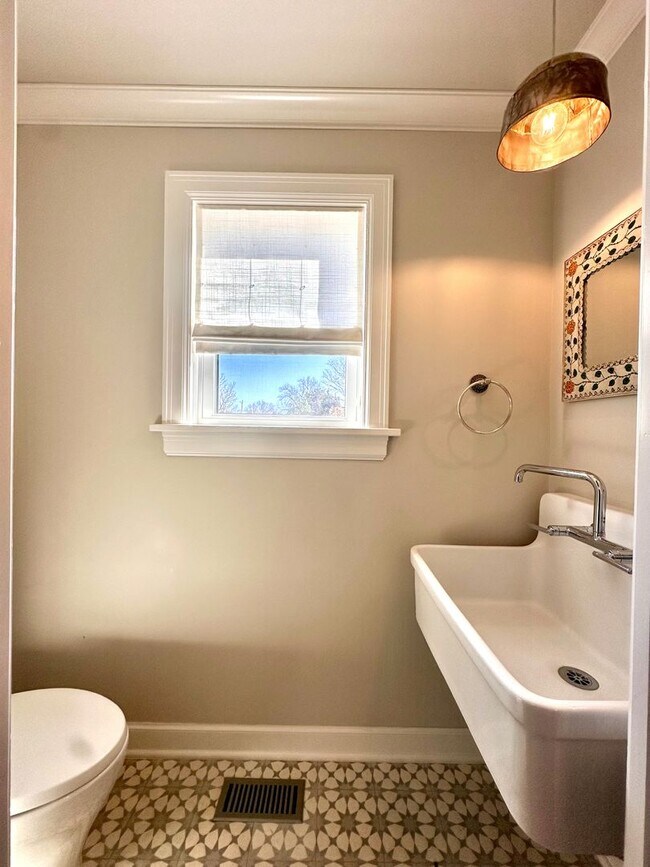 Building Photo - Charming Mid-Tulsa Home