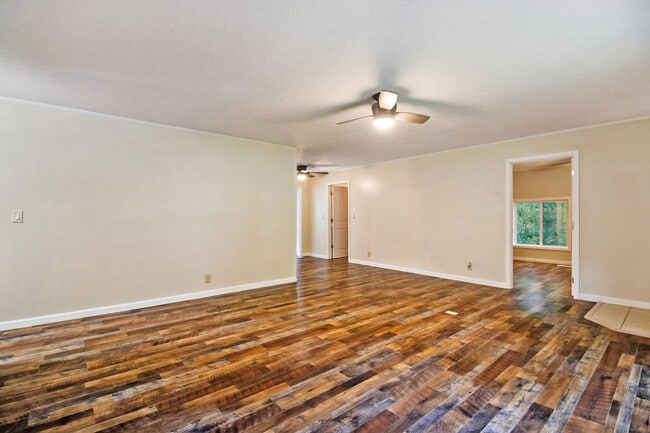 Building Photo - 169 Lakeshire Dr