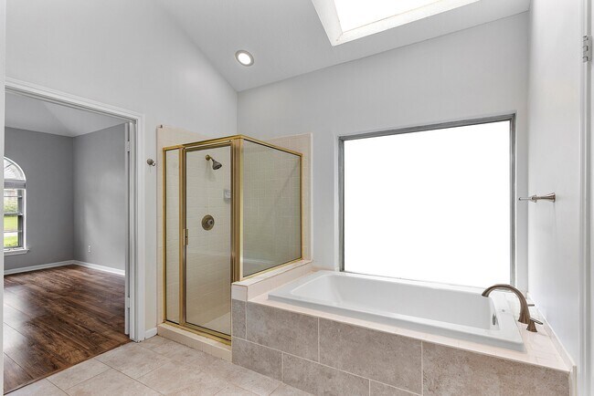 Building Photo - 5622 Woodland Creek Dr