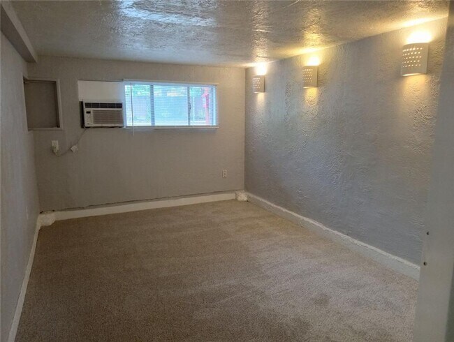 Building Photo - 4 bedroom 2 bath