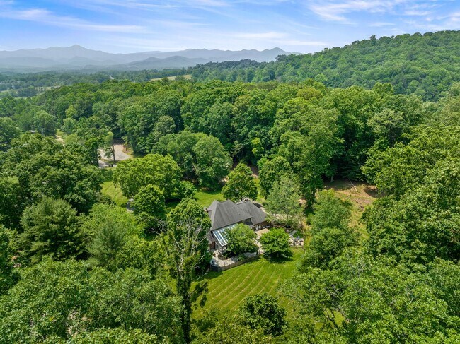 Building Photo - Spacious 6-Bedroom Furnished Home Near Asheville – Privacy, Comfort & Convenience!