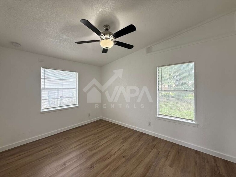 Building Photo - 518 Jamaica Dr
