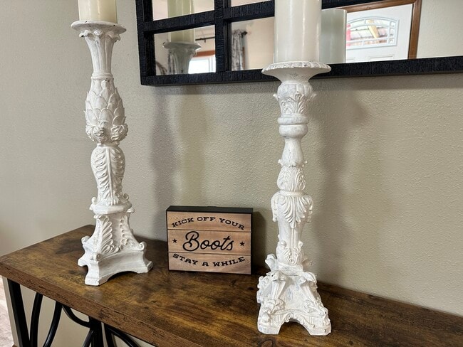 Building Photo - 712 SE Railroad Ave