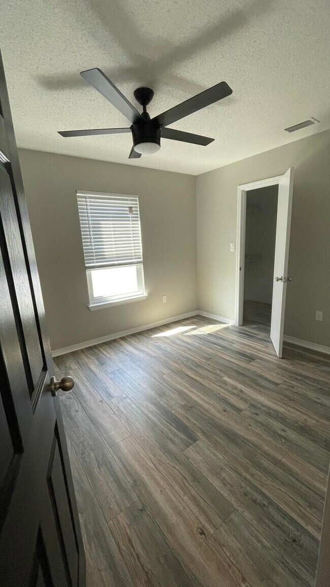 Building Photo - 463 Sandy Ridge Cir