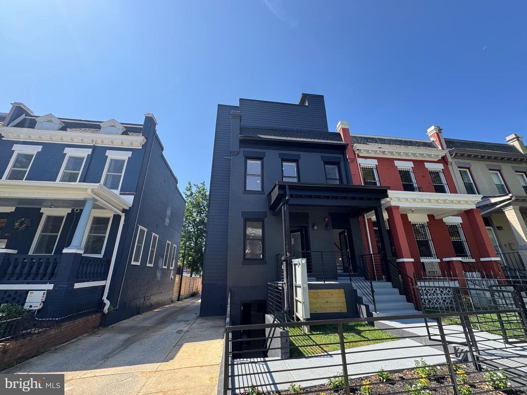 Building Photo - 616 Kenyon St NW