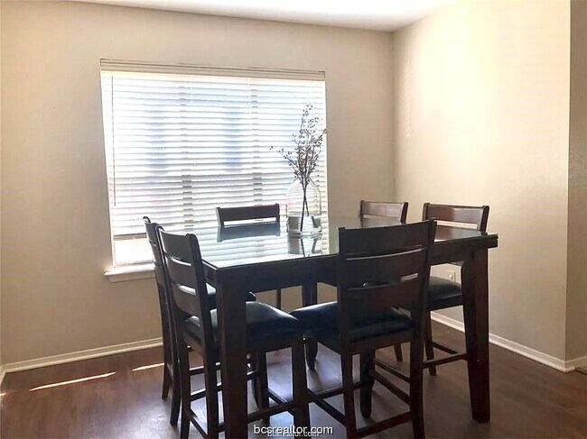 Building Photo - 1004 Crestwood Dr