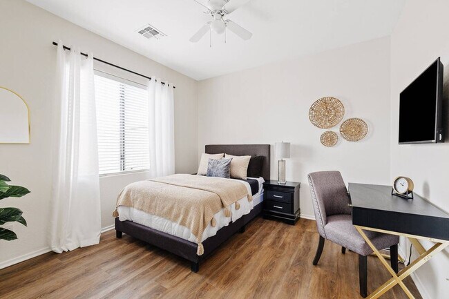 Building Photo - 2372 E Sequoia Dr