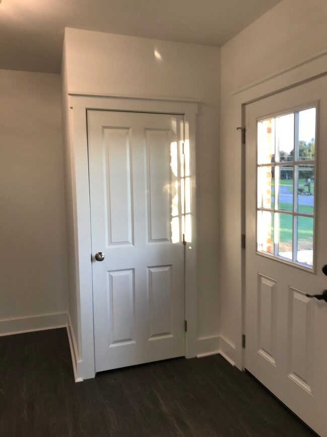 Foyer and coat closet - 2074 Creek Hill Rd