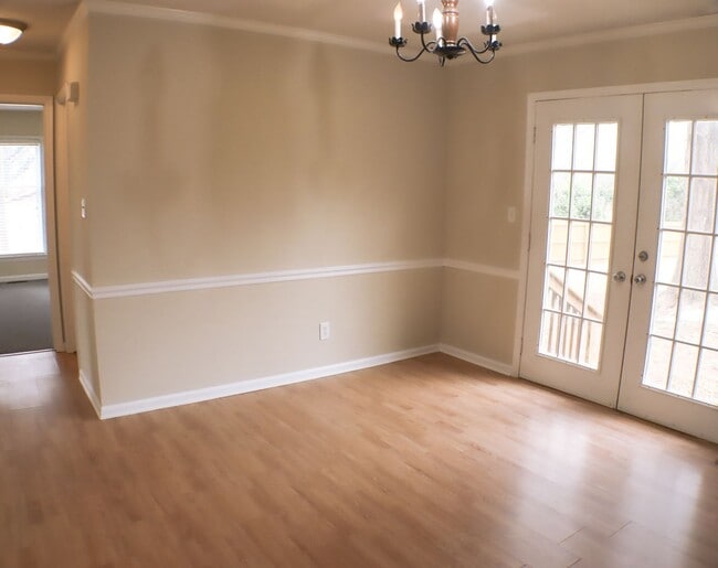 Building Photo - Lovely 5 bedroom, 2 bathroom brick home in Reidsville