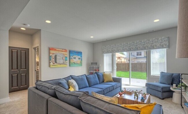 Building Photo - A Charming and Cozy 4 Bed 3.5 bath home in...