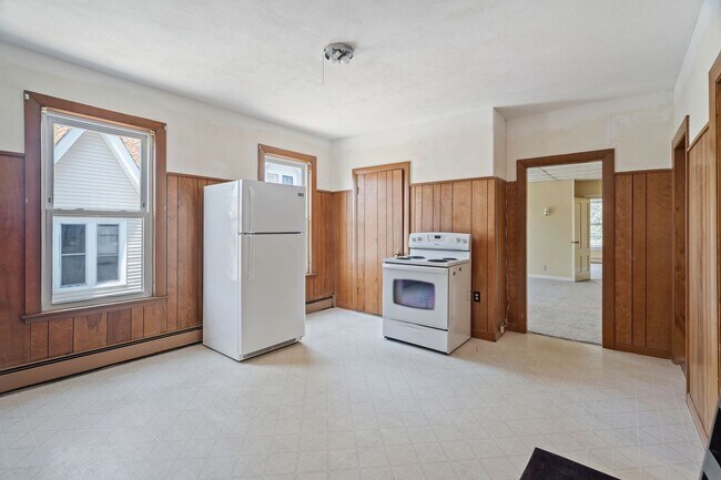 Building Photo - 135 Sagamore St