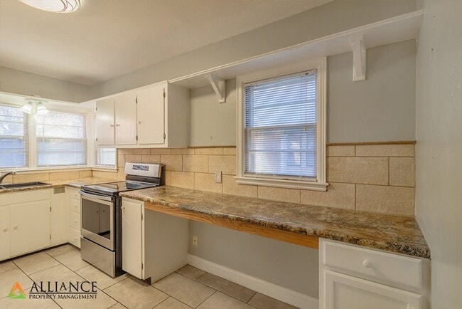 Building Photo - Amazing Home Near City Park and Campus!