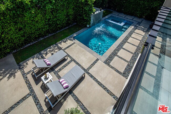 Building Photo - 631 N Curson Ave