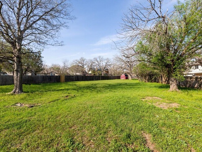 Building Photo - 1805 White Oak Cove