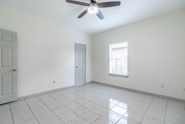 Building Photo - 1120 Ryon St