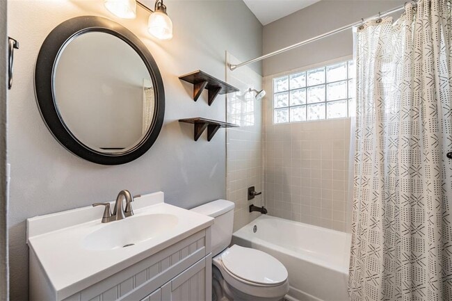 Building Photo - 714 Satin Leaf Ave