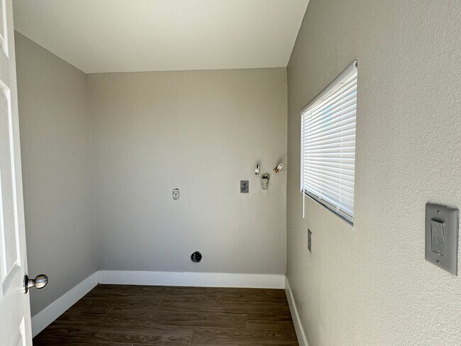 Building Photo - 1724 Izabella Ave