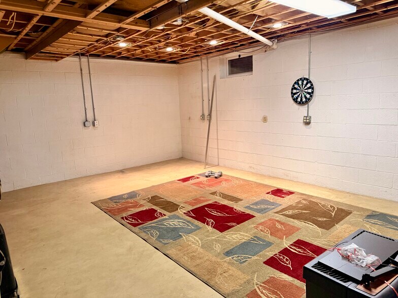 Building Photo - 5200 Skyline Dr