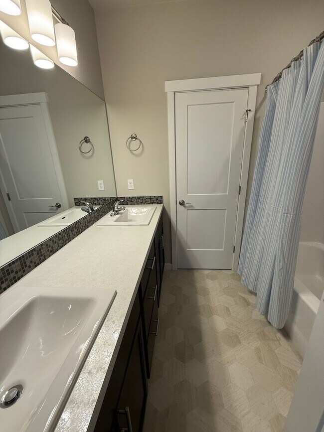 Building Photo - Home in Central Kitsap with Water/sewer/ga...