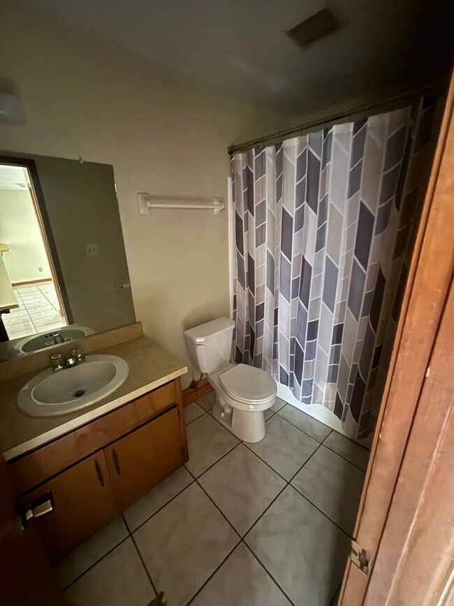 Building Photo - Large 2/2 flat, walking distance to Capita...