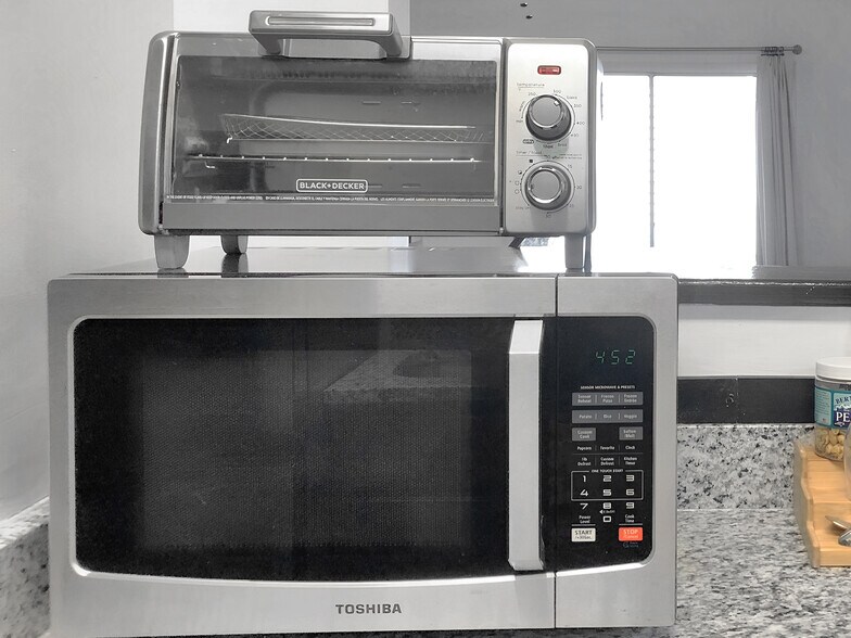 Modern kitchen - 4220 Wilshire Blvd