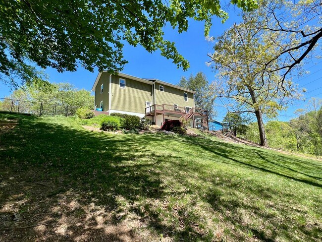 Building Photo - Beautifully Updated Home!  Fenced Yard!