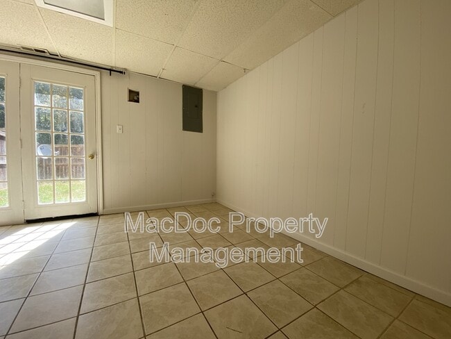 Building Photo - 813 Sledgehammer Dr