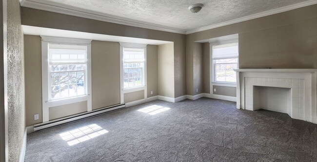 Building Photo - 542 6th W St