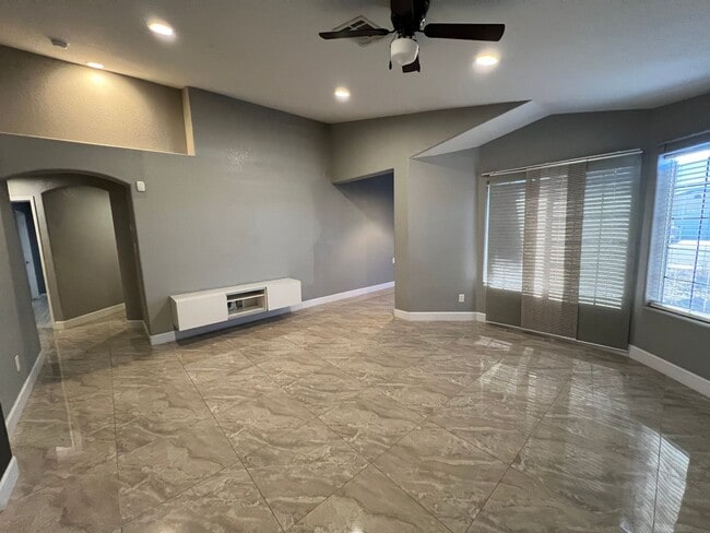 Building Photo - NICE 3 BED 2 BATH!