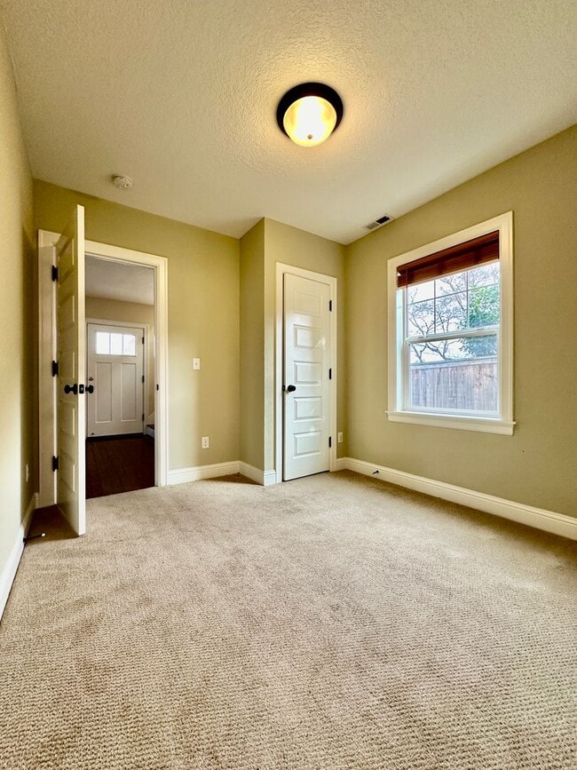 Building Photo - Remodeled Piedmont 3 Bedroom Home with Har...