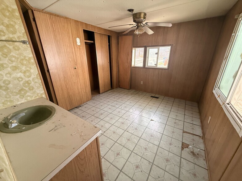 Building Photo - 3601 E Wyoming Ave