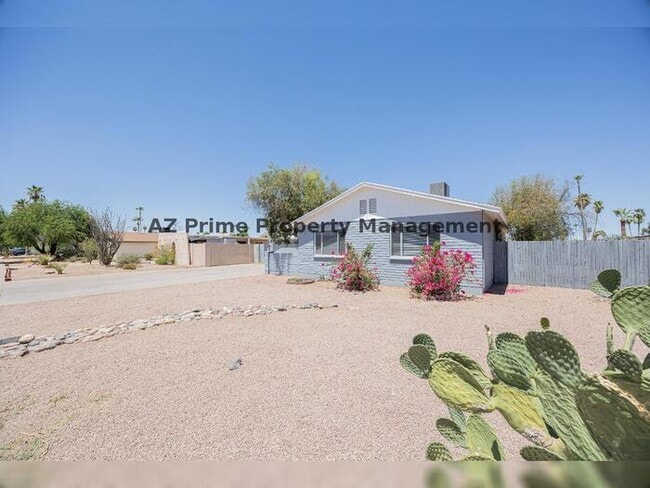 Building Photo - 4704 S La Rosa Dr