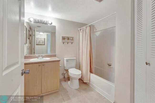 Building Photo - 923 Villa Cir