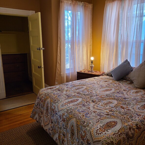 Building Photo - 35 Algonquin St