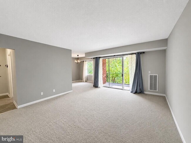 Building Photo - 3830 Lyndhurst Dr