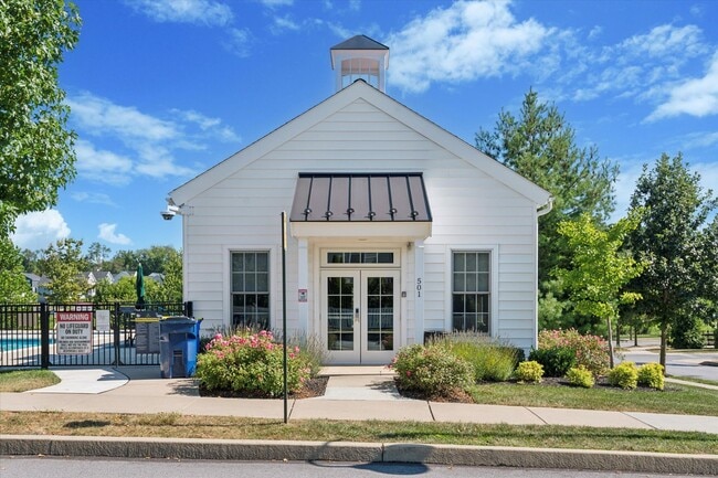 Building Photo - Beautifully Upgraded 4B/3.5B Home with Dec...